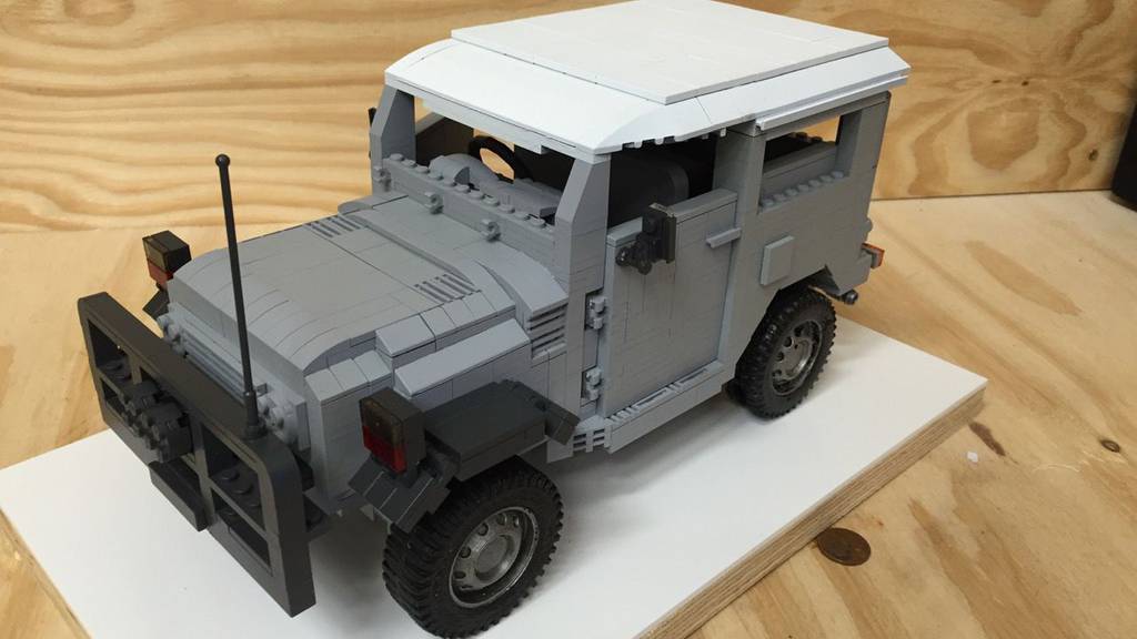 Modelo Toyota Land Cruiser feito em Lego 7