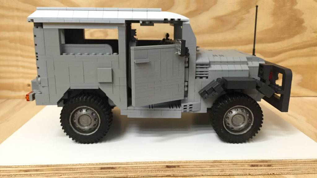 Modelo Toyota Land Cruiser feito em Lego 4