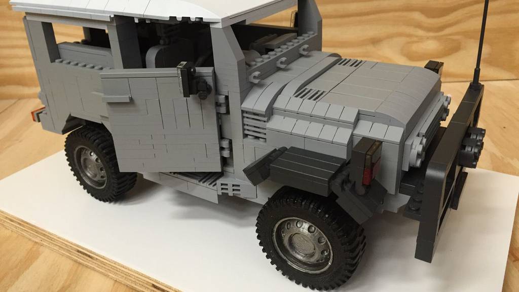 Modelo Toyota Land Cruiser feito em Lego 6