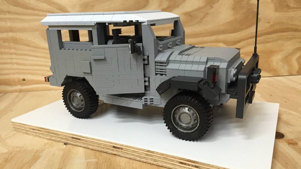 Modelo Toyota Land Cruiser feito em Lego 5
